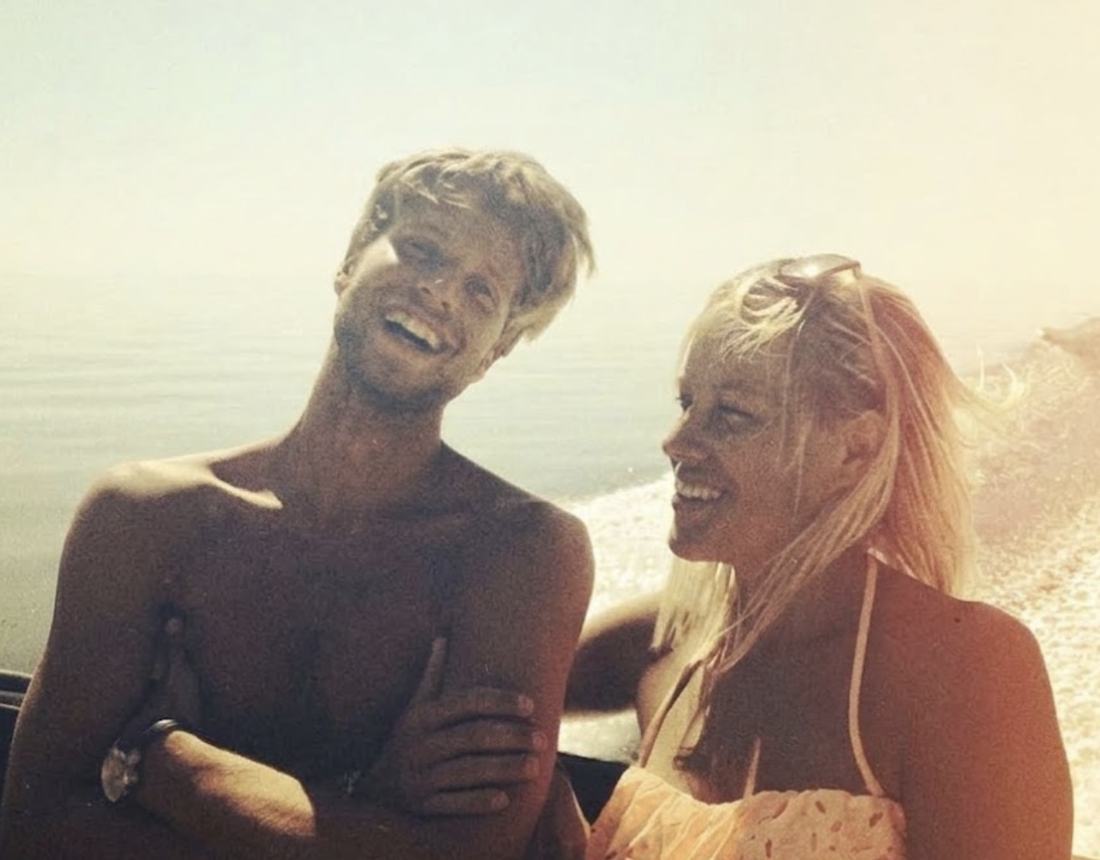 Lovisa och Mattias skrattar i solen på en båt