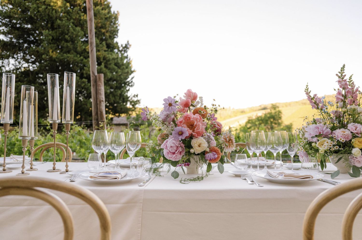 Dukat långbord med blomsterarrangemang och utsikt över vingården